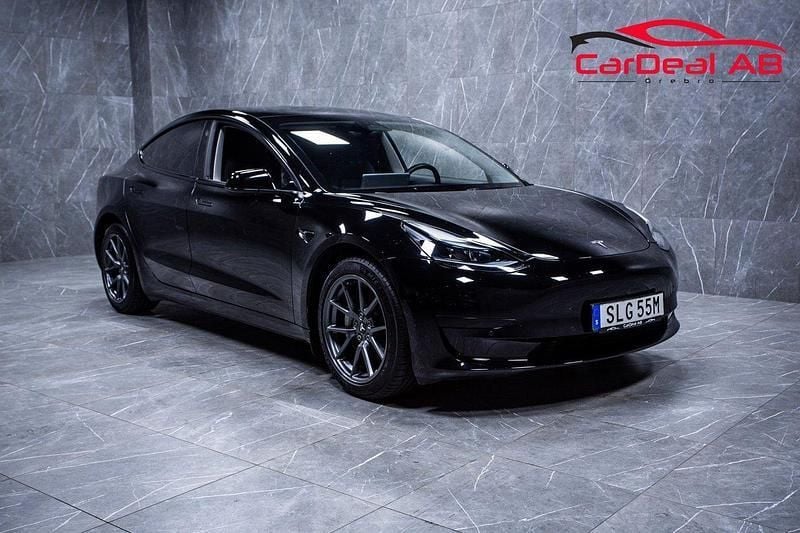 Svart Begagnad 2021 Tesla Model 3 Standard Range Plus Sedan | 242 800 kr (Bra pris) - Bild 1/4