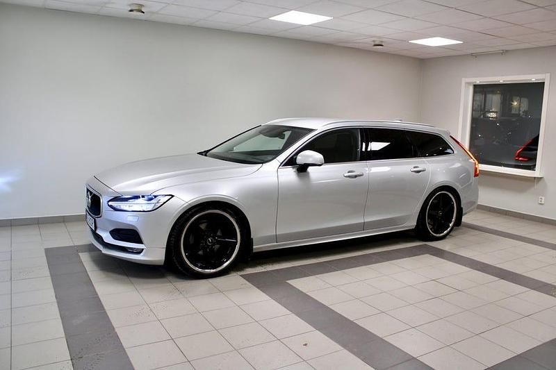 Begagnad Volvo V90 Momentum 150 HK (110 kW) 2020 Silver Kombi