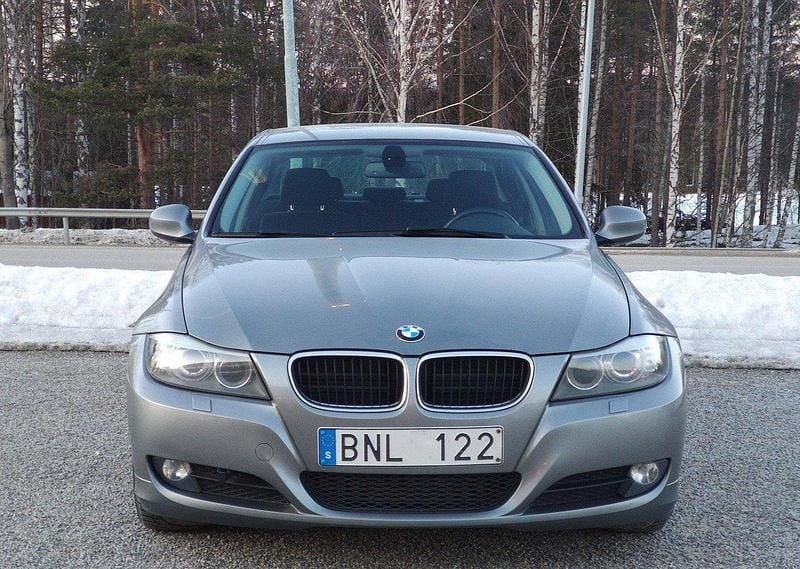 Grå Begagnad 2010 BMW 320 Efficient Dynamics Sedan | 60 000 kr (Superpris) - Bild 1/4