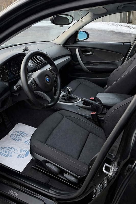 Begagnad BMW 118 Advantage 143 HK (105 kW) 2008 Svart Halvkombi