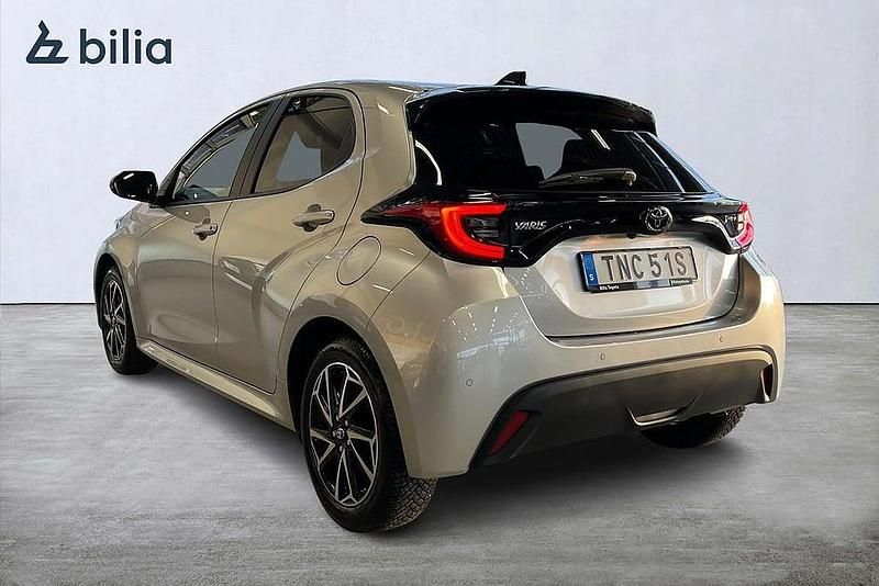 Begagnad Toyota Yaris Hybrid Active 117 HK (86 kW) 2025 Silver Halvkombi