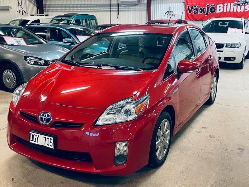 Mörkröd Begagnad 2010 Toyota Prius Halvkombi | 127 900 kr (Marknadspris) - Bild 1/4