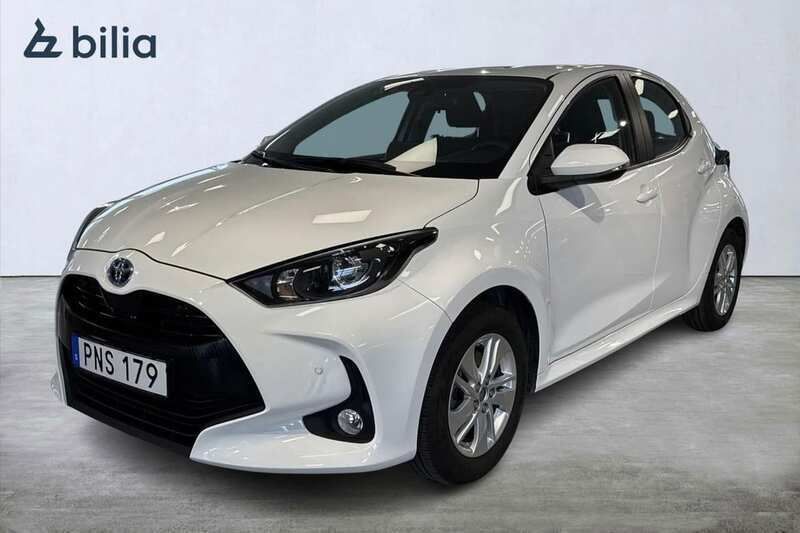 Vit Begagnad 2023 Toyota Yaris Hybrid Active Halvkombi | 224 900 kr (Marknadspris) - Bild 1/3