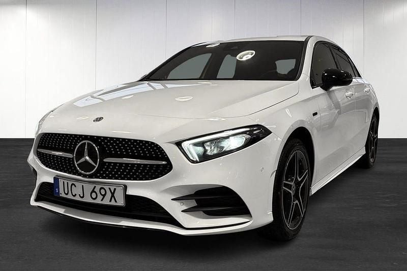 Vit Begagnad 2020 Mercedes A250 AMG Halvkombi | 274 900 kr (Marknadspris) - Bild 1/4