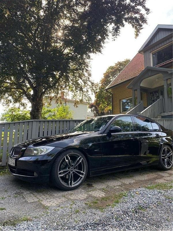 Svart Begagnad 2006 BMW 325 Advantage Sedan | 45 000 kr (Bra pris) - Bild 1/4