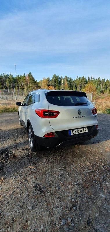 Vit Begagnad 2015 Renault Kadjar SUV | 122 000 kr (Marknadspris) - Bild 1/4