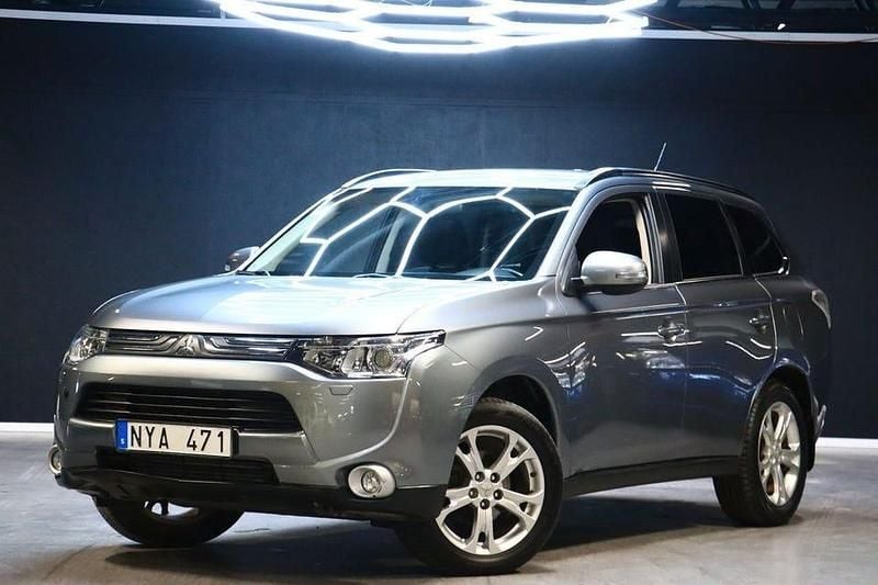 Grå Begagnad 2013 Mitsubishi Outlander SUV | 119 900 kr (Dyr) - Bild 1/4
