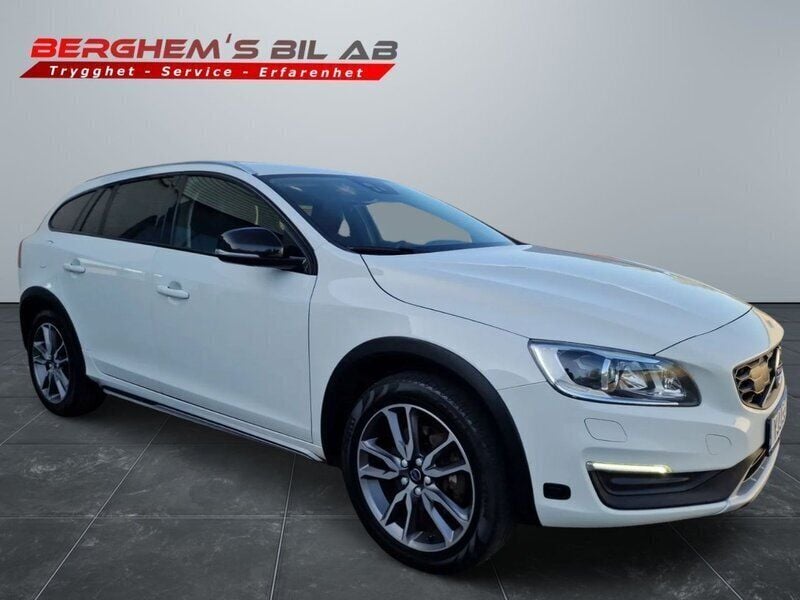Vit Begagnad 2017 Volvo V60 CC Momentum Kombi | 189 900 kr (Superpris) - Bild 1/3