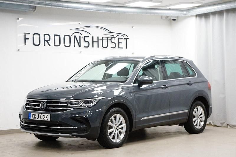 Mörkgrå (grå) Begagnad 2023 VW Tiguan Elegance SUV | 369 000 kr (Bra pris) - Bild 1/4