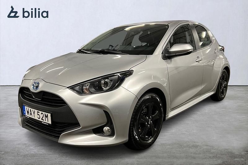Silver Begagnad 2023 Toyota Yaris Hybrid Active Halvkombi | 223 900 kr (Marknadspris) - Bild 1/3