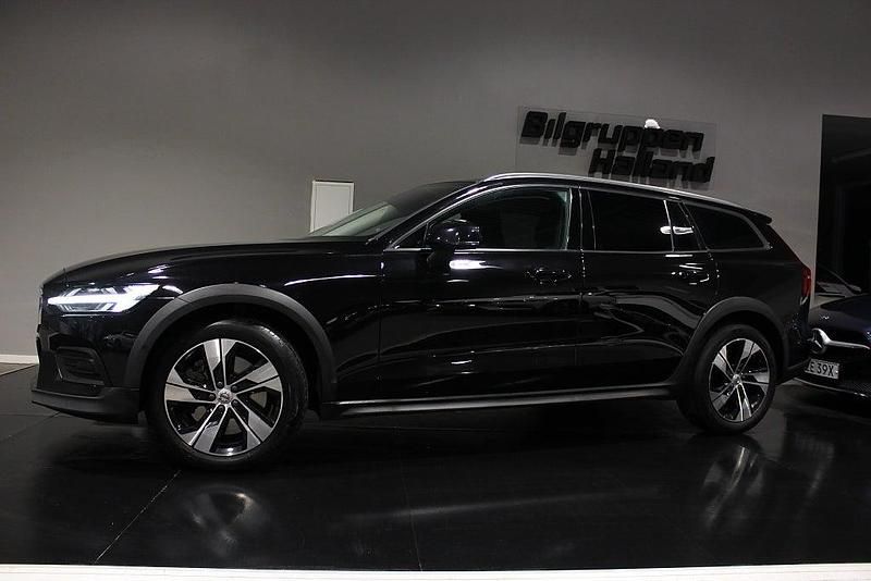 Onyx svart metallic Begagnad 2019 Volvo V60 CC Kombi | 229 900 kr (Marknadspris) - Bild 1/4