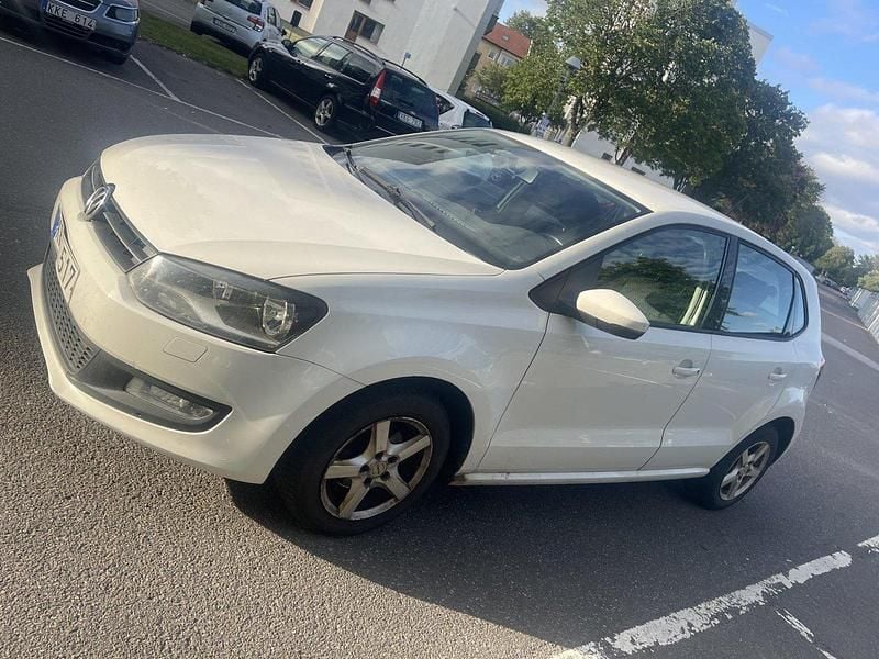 Vit Begagnad 2010 VW Polo Halvkombi | 26 000 kr (Bra pris) - Bild 1/4
