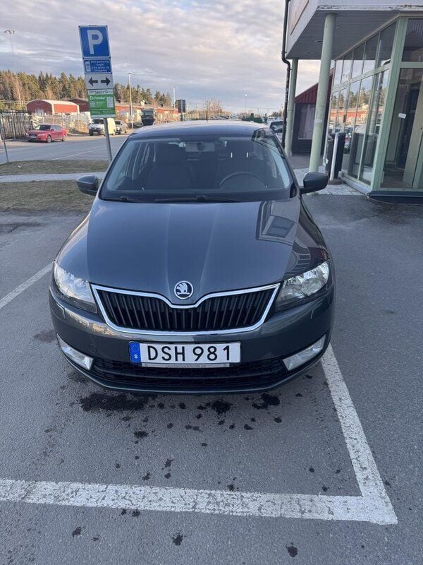 Grå Begagnad 2015 Skoda Rapid Halvkombi | 75 000 kr (Marknadspris) - Bild 1/4
