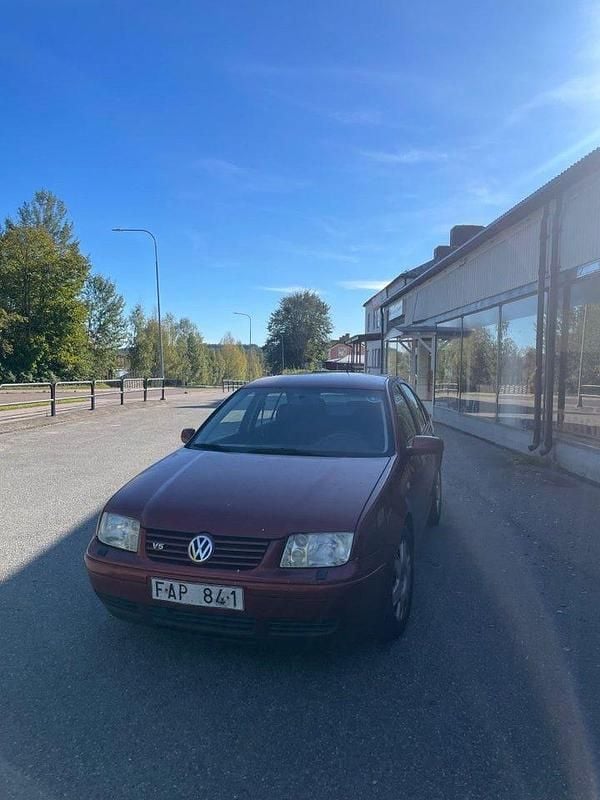 Mörkröd Begagnad 1999 VW Bora Highline Sedan | 30 000 kr - Bild 1/4