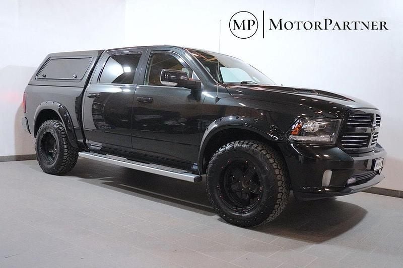 Svart Begagnad 2017 Dodge Ram Pickup | 309 900 kr (Marknadspris) - Bild 1/4