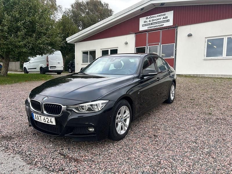 Svart Begagnad 2017 BMW 320 M Sport Sedan | 199 000 kr (Lite dyr) - Bild 1/4