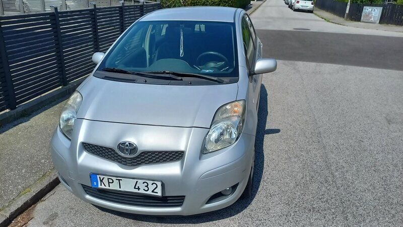 Silver Begagnad 2010 Toyota Yaris Halvkombi | 36 000 kr (Marknadspris) - Bild 1/4