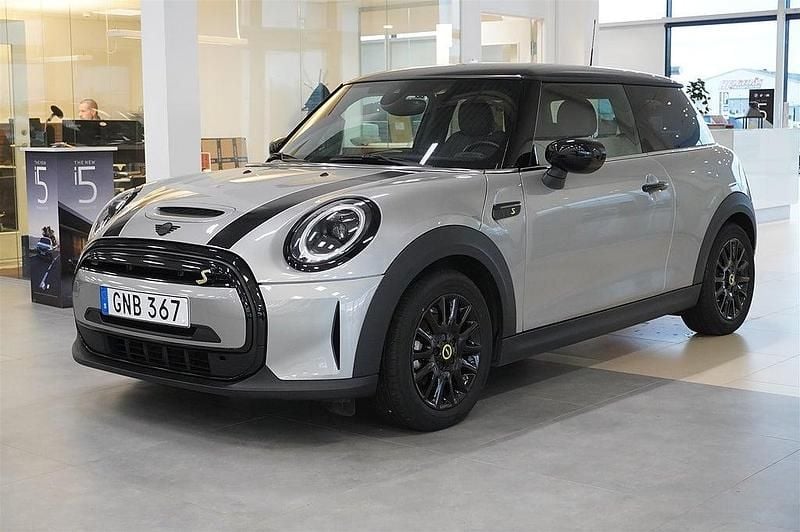 Grå Begagnad 2023 Mini Cooper Halvkombi | 229 500 kr (Marknadspris) - Bild 1/4