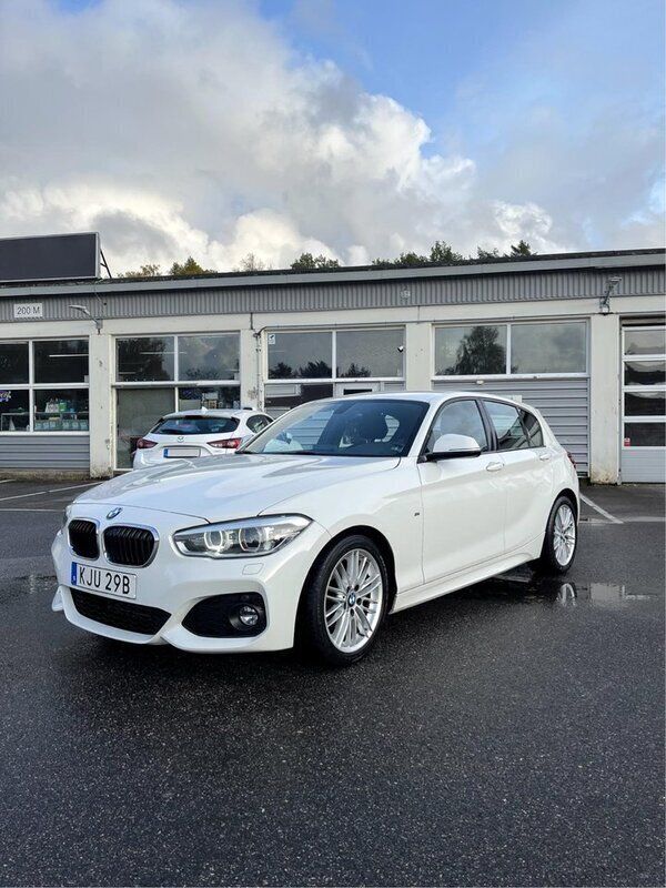 Vit Begagnad 2019 BMW 118 M Sport Halvkombi | 169 000 kr (Bra pris) - Bild 1/4