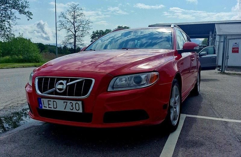 Röd Begagnad 2011 Volvo V70 Summum Kombi | 105 000 kr (Marknadspris) - Bild 1/4