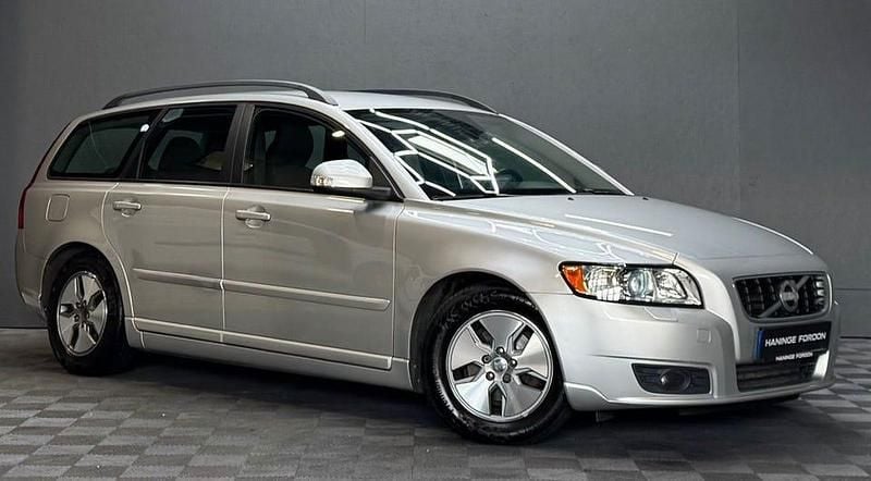 Begagnad Volvo V50 Momentum 116 HK (85 kW) 2011 Ljusgrå (grå) Kombi