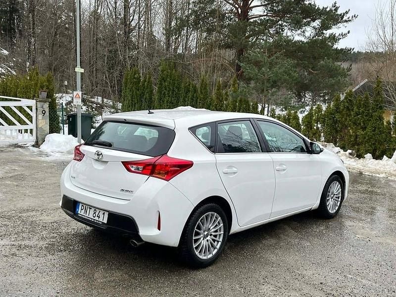Begagnad Toyota Auris Active 124 HK (91 kW) 2014 Vit Halvkombi