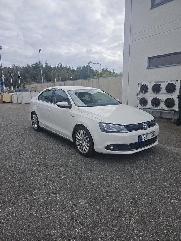 Vit Begagnad 2013 VW Jetta Hybrid Sedan | 94 500 kr - Bild 1/4