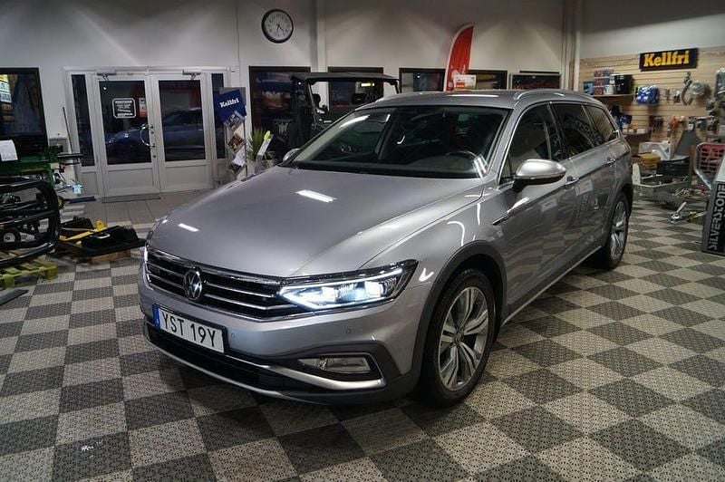 Silver Begagnad 2022 VW Passat Alltrack Kombi | 295 000 kr (Bra pris) - Bild 1/4