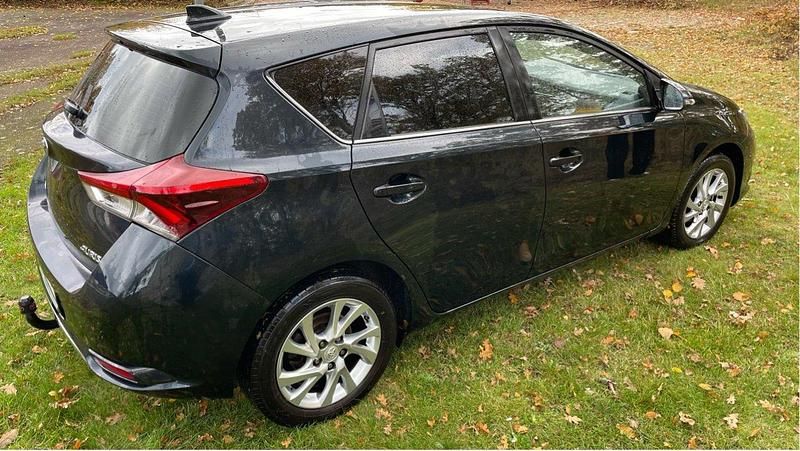 Blå Begagnad 2015 Toyota Auris Active Halvkombi | 99 000 kr (Bra pris) - Bild 1/4