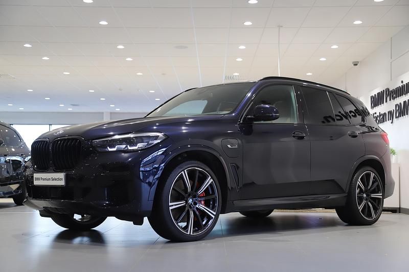 Svart Begagnad 2021 BMW X5 iPerformance SUV | 589 000 kr (Marknadspris) - Bild 1/3