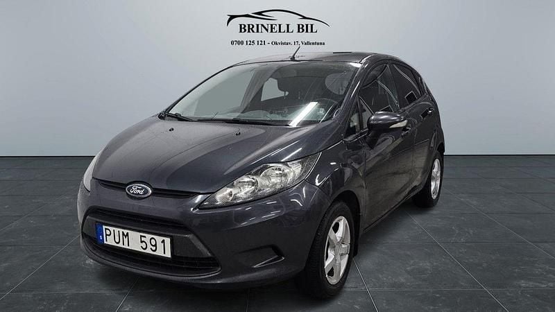 Grå Begagnad 2010 Ford Fiesta Halvkombi | 42 000 kr (Marknadspris) - Bild 1/4