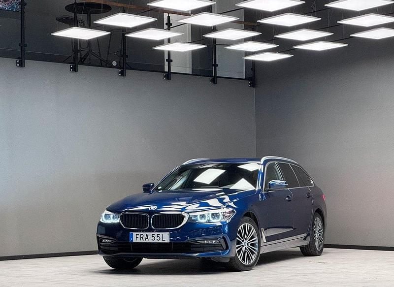 Blå Begagnad 2019 BMW 520 Sport Line Kombi | 319 900 kr (Lite dyr) - Bild 1/3