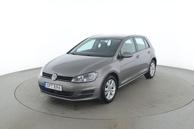 Grå Begagnad 2015 VW Golf Sedan | 86 000 kr (Superpris) - Bild 1/3