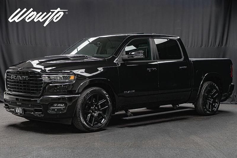 Svart Ny 2025 RAM 1500 Pickup | 1 139 800 kr (Superpris) - Bild 1/3