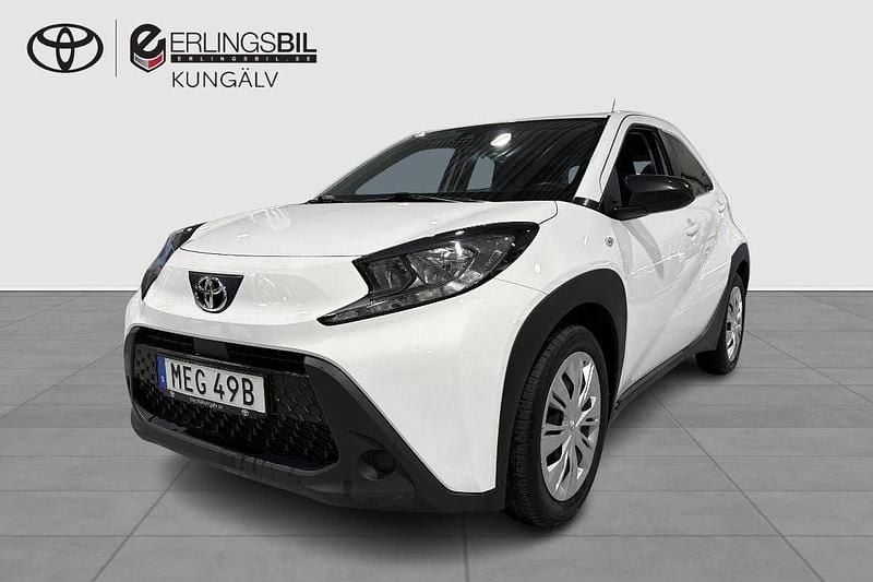 Vit Begagnad 2022 Toyota Aygo Play Halvkombi | 134 900 kr (Marknadspris) - Bild 1/4