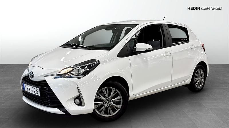 Vit (white) Begagnad 2017 Toyota Yaris Halvkombi | 114 900 kr (Bra pris) - Bild 1/4