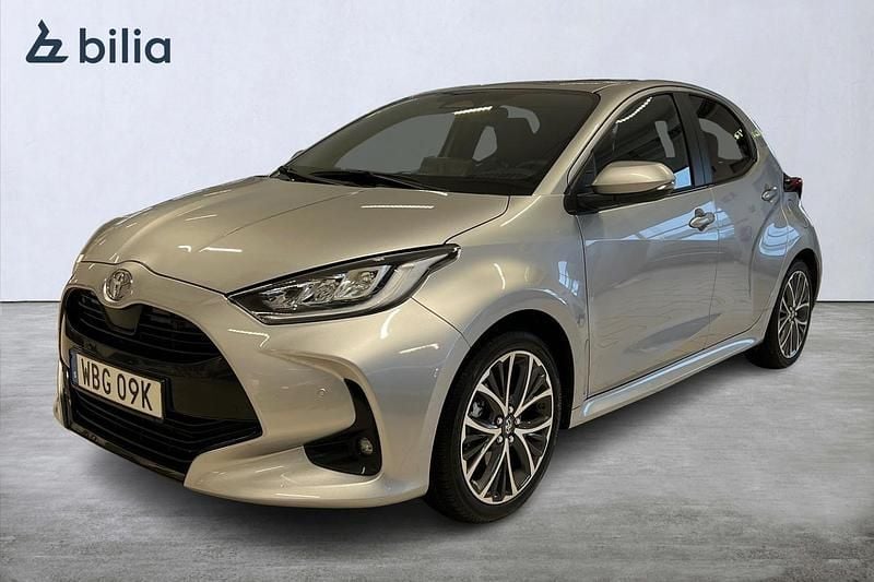 Silver Begagnad 2024 Toyota Yaris Hybrid Style Halvkombi | 269 000 kr (Lite dyr) - Bild 1/4