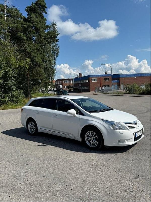 Vit Begagnad 2011 Toyota Avensis Business Edition Kombi | 79 900 kr (Marknadspris) - Bild 1/4