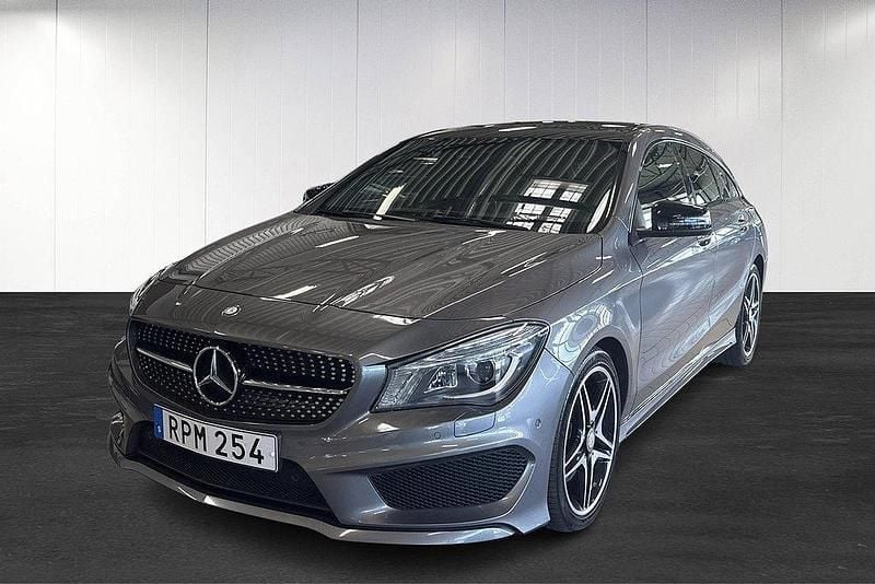 Mörkgrå (grå) Begagnad 2015 Mercedes CLA220 Shooting Brake AMG Kombi | 199 000 kr (Marknadspris) - Bild 1/4