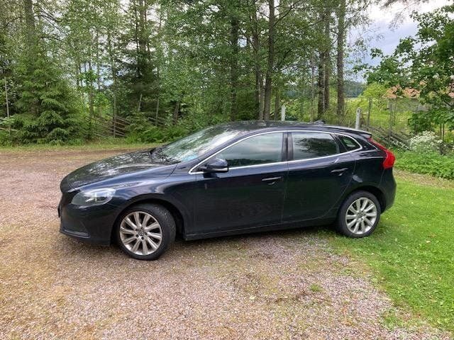 Svart Begagnad 2015 Volvo V40 Momentum Kombi | 120 000 kr (Marknadspris) - Bild 1/4