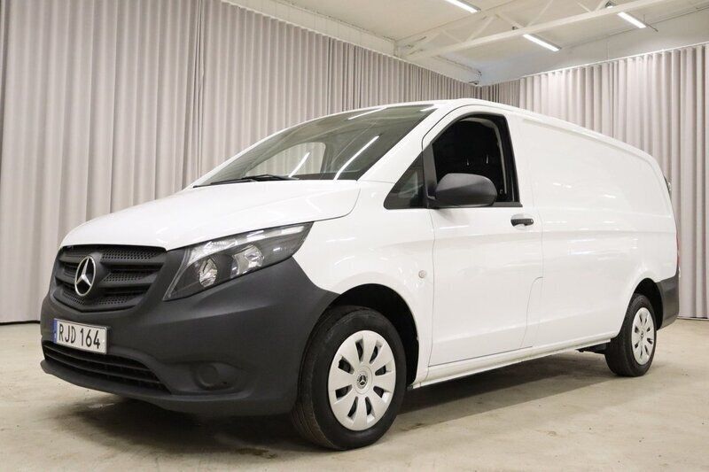 Vit Begagnad 2022 Mercedes Vito Minibuss | 259 900 kr - Bild 1/4
