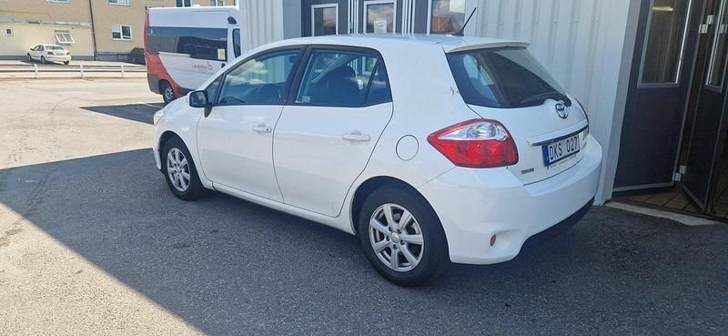 Vit Begagnad 2012 Toyota Auris Plus Halvkombi | 55 900 kr (Marknadspris) - Bild 1/4