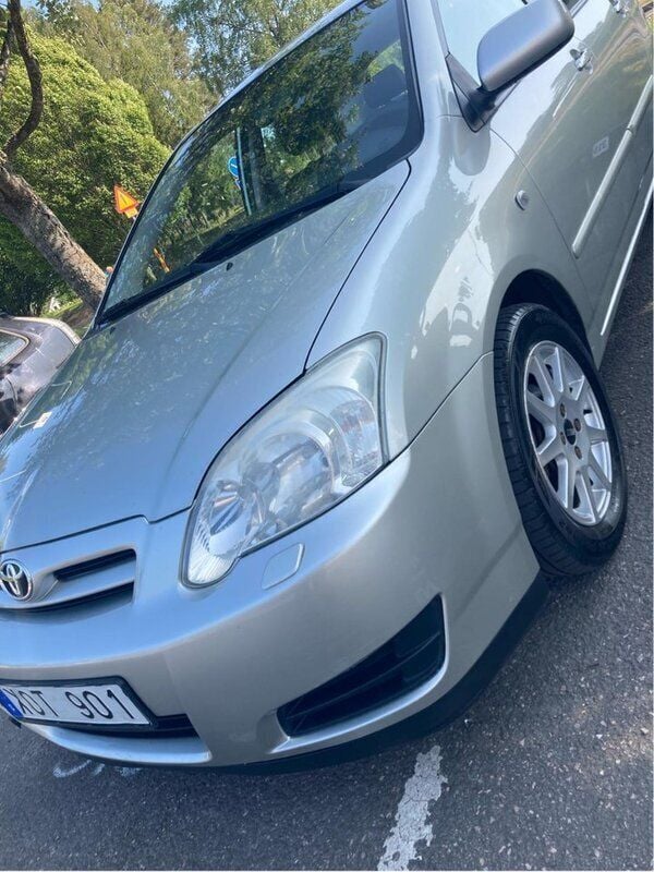 Silver Begagnad 2006 Toyota Corolla Halvkombi | 33 000 kr (Marknadspris) - Bild 1/4