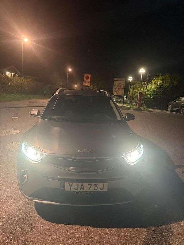 Grå Begagnad 2024 Kia Stonic Advance SUV | 240 000 kr (Marknadspris) - Bild 1/4