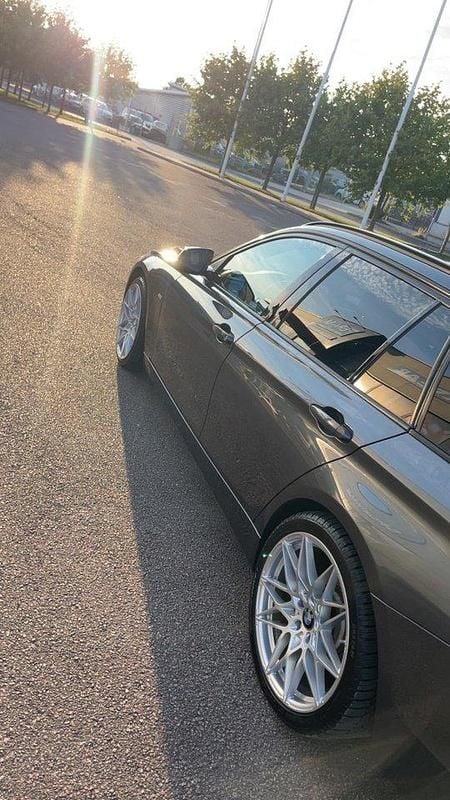 Grå Begagnad 2017 BMW 320 Sport Line Kombi | 145 000 kr (Superpris) - Bild 1/4