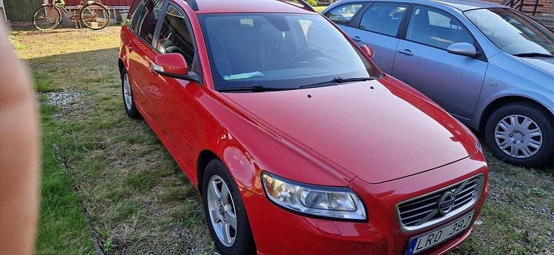 Röd Begagnad 2011 Volvo V50 Momentum Kombi | 30 000 kr (Bra pris) - Bild 1/4