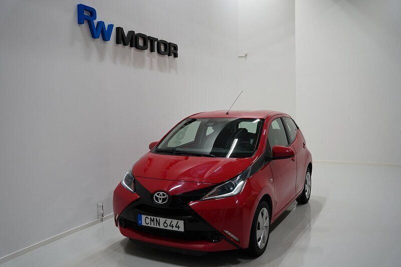 Röd Begagnad 2018 Toyota Aygo X-play Halvkombi | 89 800 kr (Marknadspris) - Bild 1/4