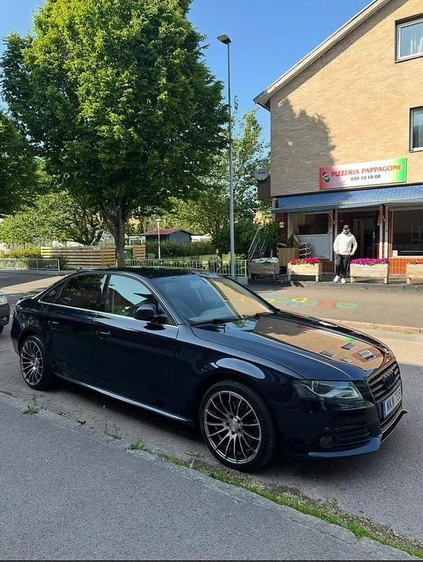 Blå Begagnad 2008 Audi A4 Sedan | 75 000 kr (Marknadspris) - Bild 1/4