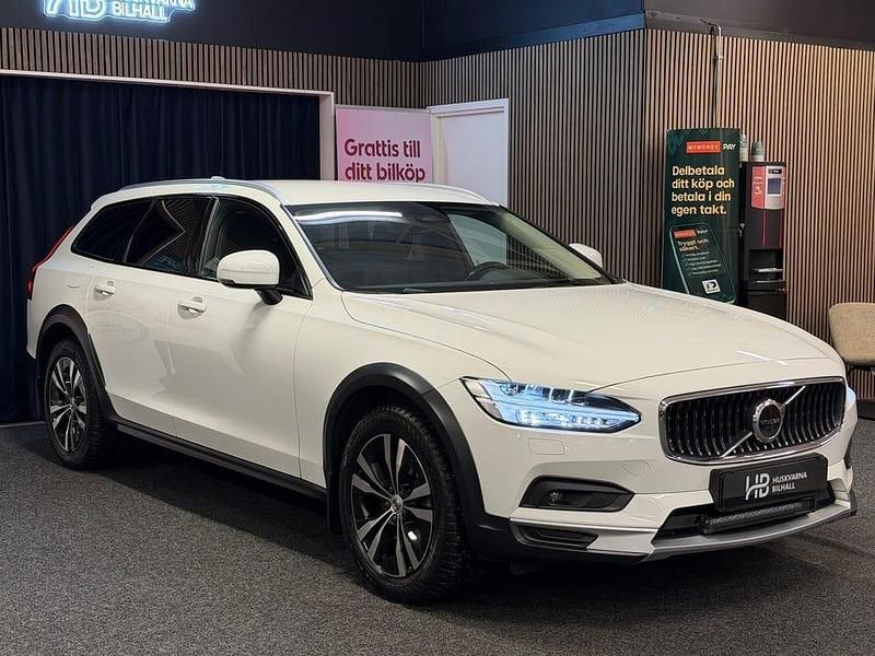 Vit Begagnad 2022 Volvo V90 CC Momentum Kombi | 259 900 kr (Marknadspris) - Bild 1/4