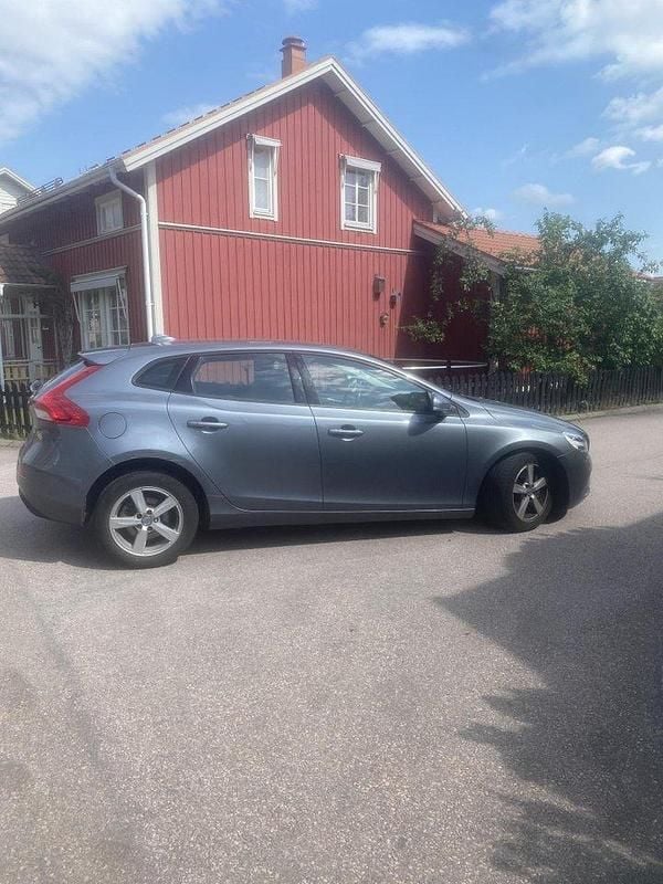Grå Begagnad 2018 Volvo V40 Momentum Kombi | 158 000 kr (Marknadspris) - Bild 1/1